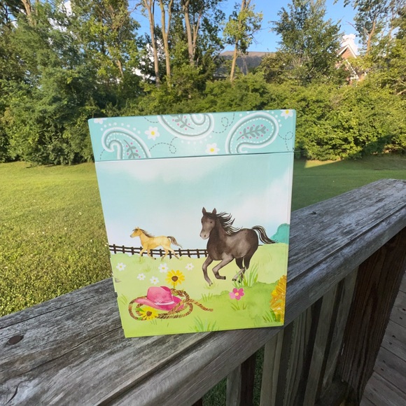 Jewel keeper girl musical storage box. - Picture 5 of 11